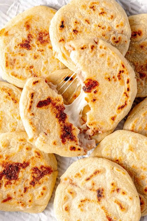 Pupusas Recipe Papusa Recipe, Popusas Recipe, Salvadorian Recipes, Pupusas Recipe, Latin Food Recipes, Pupusa Recipe, Stuffed Pita, South American Dishes, Recetas Salvadorenas