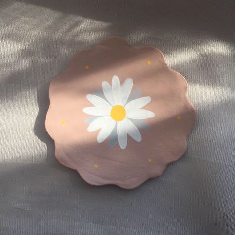 Daisy Daisy Pottery Painting Ideas, Daisy Pottery, Clay Plates, Pottery Painting, Daisy, Margaritas