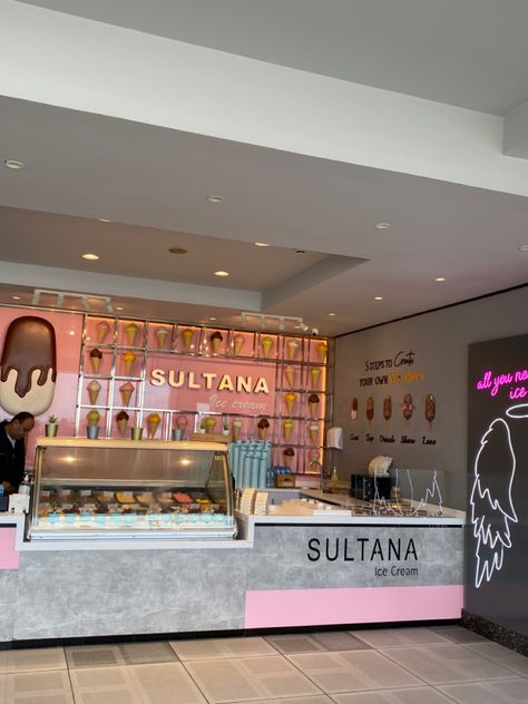 Ice Cream Store Interior, Toko Ice Cream, Ice Cream Shop Layout, Ice Cream Shop Counter, Heladerias Ideas Decoracion Inspiration, Cookie Shop Interior, Small Ice Cream Shop Design, Ice Cream Store Design, Heladerias Ideas Decoracion