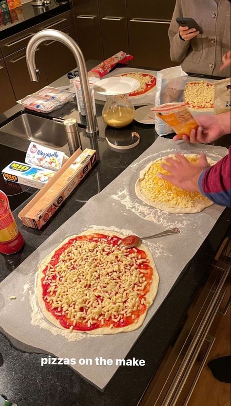 Pizza Making Date, Pizza Aesthetic, Dream Dates, Cooking Pizza, Pizza Making, Ig Profile, Pasta Night, Sleepover Food, Pizza Bake