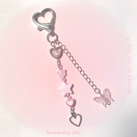 Pink Phone Charm Aesthetic, Cute Aesthetic Keychains, Pink Keychain Aesthetic, Gelang Tali Aesthetic, Keychain Ideas Beads, Keychain Beads Ideas, Keychain Beads Diy, Beads Keychain Ideas, Cute Keychain Aesthetic