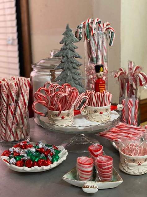 Christmas Theme Dessert Table, Christmas Cookie Table Display Ideas, Peppermint Christmas Party Theme, Dessert Table Ideas Christmas, Christmas Candy Buffet Ideas, Christmas Candy Station, Christmas Snack Table Ideas, Candy Bar Christmas Ideas, Christmas Dessert Table Display