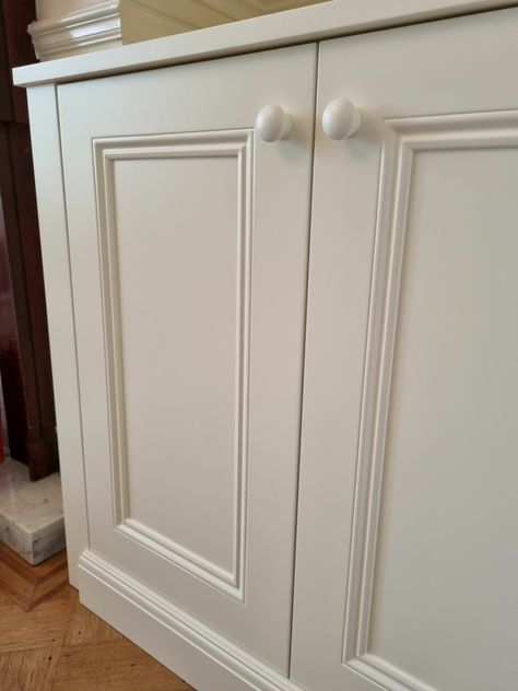 Bespoke Alcove Cabinet, Shaker Doors With Beading & Moulding Plinth 15 Cabinet Shaker, Bespoke Kitchen Island, Shaker Kitchen Doors, Pik 2, Alcove Cabinets, Shaker Cabinet Doors, Bay Window Seat, Cabinet Trim, English Kitchens