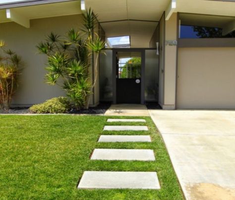 Modern Concrete Paver Walkway Ideas ...widen driveway #WalkwayLandscape Concrete Pavers Walkway, Modern Landscape Design Front Yard, Mid Century Landscaping, Front Yard Walkway, Chitre, Backyard Walkway, Walkway Landscaping, Paving Design, Concrete Walkway