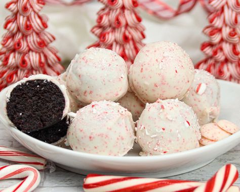 Chocolate Peppermint Cake Pops, Peppermint Cake Balls, Peppermint Pastries, Pepermint Cake, Peppermint Cake Pops, Holiday Chocolate Cake, Peppermint Balls, Christmas Cake Balls, Peppermint Cookie Recipe