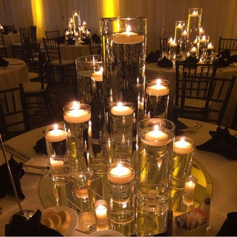 Tall Floating Candle Centerpieces, Glass Candle Centerpieces, Candlelight Centerpieces, Wedding Rose Gold Theme, Water Centerpieces, Table Floral Decorations, Rose Centerpieces Wedding, Mirror Centerpiece, Salas Lounge