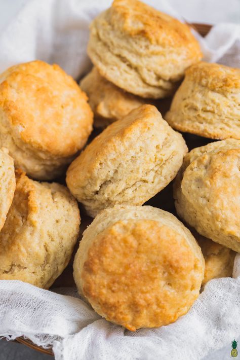 Learn how to make the BEST tall, fluffy and flaky and tender vegan buttermilk biscuits with just 8 simple ingredients and and about an hour of your time! #vegan #buttermilkbiscuits #veganbuttermilk #thanksgiving #appetizers #bread #sweetsimplevegan #biscuitrecipe #flakybiscuits #fluffybiscuits Vegan Biscuit Recipe, Biscuits Flaky, Vegan Buttermilk, Vegan Fried Chicken, Vegan Biscuits, Fluffy Biscuits, Flaky Biscuits, Vegan Bacon, Thanksgiving Appetizers