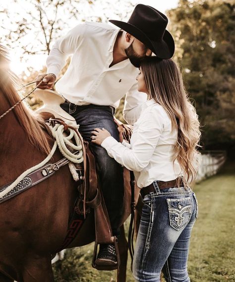 Couple Horse Photography, Horse Engagement Photos, Cowboy Engagement, Western Engagement Pictures, Western Engagement Photos, Horse Couple, Country Couple Pictures, Country Engagement Pictures, Cute Country Couples