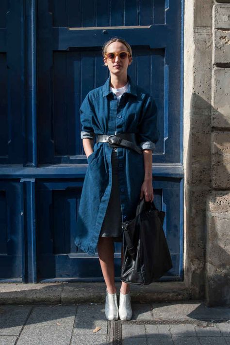 On the street at Paris Fashion Week in 2014. Photo: Imaxtree Pfw Street Style, Jeans Trend, Estilo Denim, Moda Paris, All Jeans, Paris Fashion Week Street Style, Neue Outfits, Popsugar Fashion, Outfit Jeans