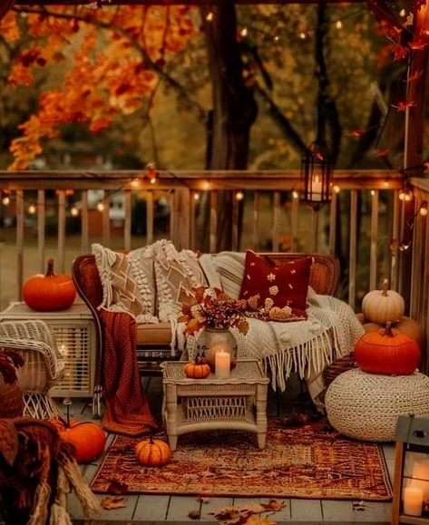 Fall Balcony Decor Apartment, Fall Patio Decor, Fall Porch Decorating Ideas, Fall Tray Decor, Fall Deck, Fall Patio, Fall Backyard, Fall Tray, Vintage Porch