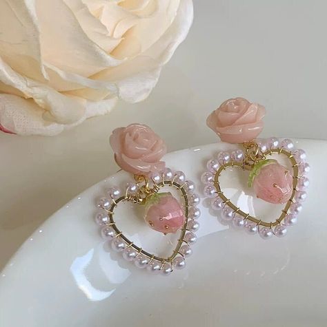 Heart Shaped Pearl Earrings, Aesthetic Items, Pink Gift Ideas, Coquette Core, Strawberry Earrings, Aesthetic Accessories, Beaded Heart, Diy Collier, Romantic Heart