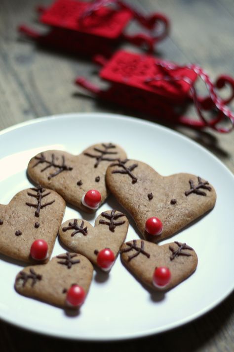 Heart Shaped Gingerbread Cookies, Gingerbread Cookies Heart, Gingerbread Heart Decoration, Chrismas Party Food, Gingerbread Deer, Gingerbread Shapes, Creative Christmas Food, Christmas Cookie Icing, Christmas Stocking Cookies