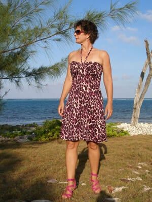 Easy dress pattern for summer - and it's free! - So Sew Easy Diy Wrap Dress, Easy Sew Dress, Summer Sewing Patterns, Sundress Sewing Patterns, Plus Size Summer Fashion, Simple Dress Pattern, Free Crafts, Simple Summer Dresses, Halter Dress Summer