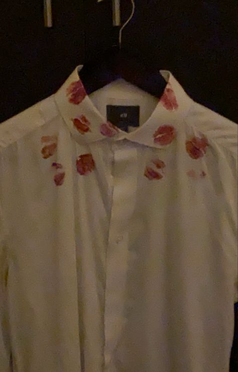 Lipstick On Shirt Aesthetic, Kisses On Collar Shirt, Lipstick Shirt Aesthetic, Kiss Mark Aesthetic Shirt, White Shirt With Kiss Marks, Lipstick Stain Shirt, Kiss Mark Shirt, Red Guy Aesthetic, Heartbreak Prince Costume