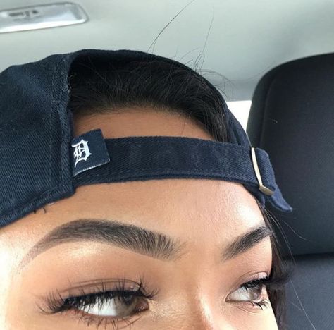 pinterest ☾lauratorreee Thick Eyebrow Shapes, Fill In Eyebrows, Eyebrows Goals, Shape Your Eyebrows, Eyebrow Styles, Tweezing Eyebrows, Filling In Eyebrows, Eyebrows On Fleek, Thick Eyebrows