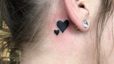 Heart Tattoos Behind Ear 3 Tattoo Behind The Ear, Small Feather Tattoo, Inner Ear Tattoo, Small Heart Tattoo, Tattoo Sonne, Wedding Band Tattoo, Tattoo Son, Behind Ear Tattoos, Red Heart Tattoos