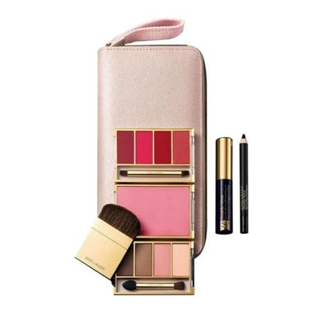 PERFECT FOR WORK AND TRAVEL Weather its for quick touch ups before meetings, heading from the office straight to dinner and drinks with friends, or freshening up before getting off a plane, this compact Estée Lauder kit has all the essentials for the modern woman to travel beautifully with this easy colour companion for eyes, lips and cheeks. No matter where you are, get ready in a snap with elegant shades by your side. The must have essential touch up kit for your handbag. features soft hues ac Travel Makeup Kit, Drinks With Friends, Makeup Package, Chic Makeup, Work And Travel, Mini Makeup, How To Apply Lipstick, Makeup Must Haves, Travel Kits