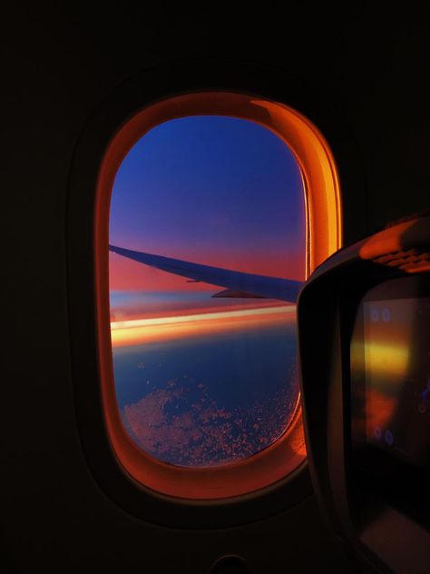 Sunrise Airplane Window, Airplane Window View Sunset, Window Wallpaper Aesthetic, Airplane Window Wallpaper, Airplane Window View Aesthetic, Sunrise Aesthetic Window, Plane Window View Aesthetic, Airplane Window Aesthetic, Sunrise Aesthetic Wallpaper