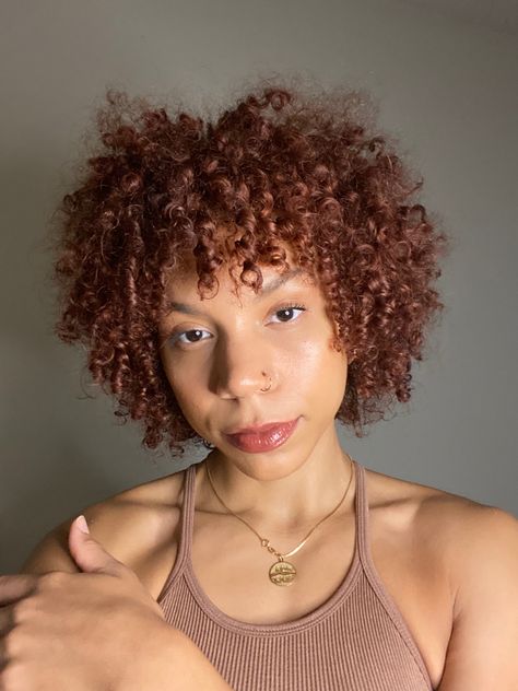 Copper Short Curly Hair, Short Curly Ginger Hair, Curly Copper Hair, Copper Curly Hair, Shoulder Layered Haircuts, Hair Color Copper, Curly Ginger Hair, Pixie Aesthetic, Hairdo Ideas