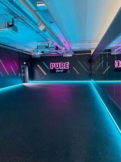 Fitness Studio Lighting, Garage Gym Lighting, Gym Lighting Ideas, Home Gym Lighting, Gym Interior Ideas, Neon Gym, Trx Gym, Club Design Interior, Workout Supplies