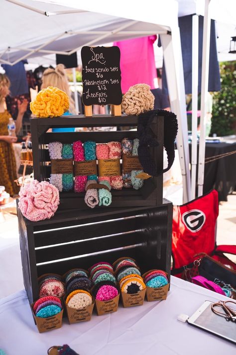 Crochet Craft Fair Display Ideas, Crochet For Market Stall, Market Day Display Booth Ideas, Farmers Market Display Crochet, Farmers Market Crochet Ideas, Crochet Farmers Market Booth, Crochet Vendor Booth Ideas, Crochet Pop Up Shop, Crochet Display Ideas Craft Booths