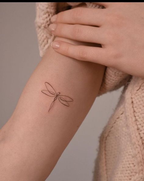 Small Dragonfly Tattoo, Tattoo Cross, Cute Simple Tattoos, Simple Tattoos For Women, Dragonfly Tattoo Design, Small Pretty Tattoos, Tatuaje A Color, Small Hand Tattoos, Dragonfly Tattoo