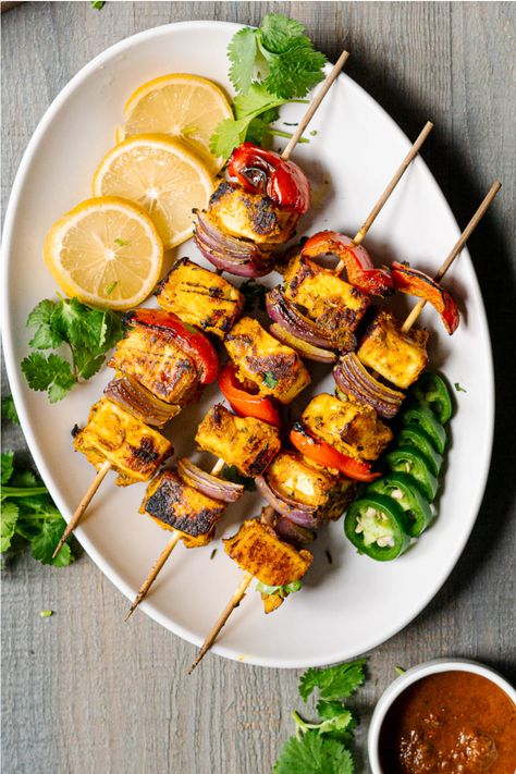 Imagine sinking your teeth into a perfectly roasted and tender paneer tikka with a crisp exterior and a mouth-watering blend of spices. This delectable Indian dish is sure to delight your taste buds and impress your guests at any gathering. Dive into this step-by-step Paneer Tikka Recipe to create this scrumptious dish in your own kitchen. Indian Dishes Photography, Panner Tikka Snap, Paneer Tikka Photography, Farmers Kitchen, Paneer Tikka Recipe, Mango Festival, Vegetarian Appetizers Easy, Sweets Photography, Grilled Paneer