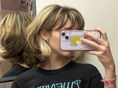 Grunge Blonde And Brown Hair, Short Chunky Layered Hair, Short Hair Blond Highlight, Short Shag Brown Hair With Highlights, Colored Hair Inspo Short, Short Hair With Bangs Blonde Highlights, Short Light Layered Hair, Short Highlighted Hair With Bangs, Medium Haircut With Highlights