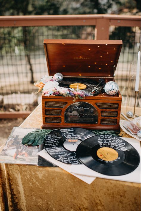 vinyl records act as a guest book, metallic sharpie signatures cover the records Boho Guest Book, Unique Guest Book Ideas, New Year's Eve Decor, Lego Wedding, Guest Book Ideas, Music Themed Wedding, Wedding Guest Book Unique, Unique Guest Book, New Years Eve Decorations