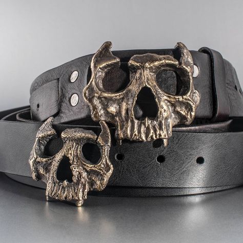 The image shows a large ethical and handmade skull belt buckle for men and women cast in yellow bronze Harvest Moon Festival, Belt Buckles Men's, Skull Belt Buckle, Cool Belt Buckles, Skull Belt, Skull Accessories, Cowboy Aesthetic, Mens Silver Jewelry, Moon Festival