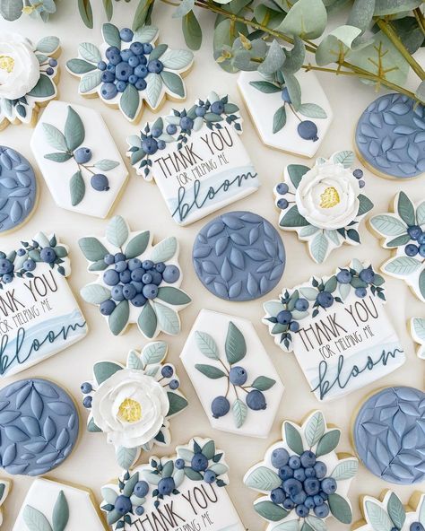 Royal Icing Inspiration, Beautiful Cookies Decorated, Blue Birthday Cookies, Fondant Biscuits, Floral Cookies, Strawberry Cookie, Simple Cookie, Flower Sugar Cookies, Thank You Cookies