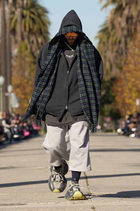 Balenciaga Pre-Fall 2024 https://www.vogue.com/fashion-shows/pre-fall-2024/balenciaga/slideshow/collection#10 Balenciaga Outfit Mens, Mens Layering Outfits, Balenciaga Street Style, Balenciaga Runway, Balenciaga Outfit, Balenciaga Style, Balenciaga Fashion, Elite Fashion, Concept Clothing