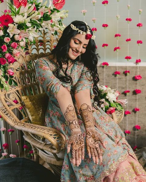 Mehendi Photography Bridal, Hindu Wedding Rituals, Mehendi Ceremony Outfits, Mehendi Photoshoot, Mehendi Photography, Mehndi Function, Long Blouse Designs, Haldi Outfits, Bride Photos Poses