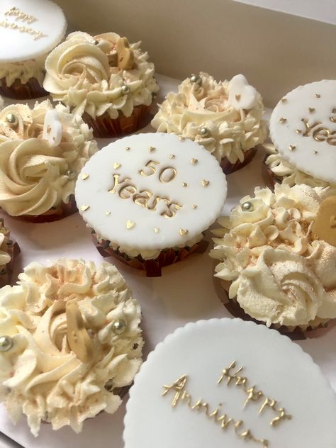 Golden wedding cupcakes. A mixture of vanilla and chocolate cupcakes topped with vsnilla buttercream. #cupcakes #golden #cupcakeideas #celebration #cupcakedesign #cupcakedecoratingideas #buttercream Golden Cupcakes Ideas, 50 Anniversary Cupcakes, Golden Wedding Anniversary Cupcakes, Golden Anniversary Cupcakes, 50th Anniversary Cupcake Ideas, 50th Wedding Anniversary Cupcakes, Anniversary Cupcake Ideas, 50th Anniversary Cupcakes, White And Gold Cupcakes