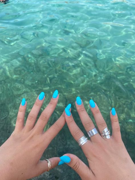 Terquas Nails, Nails Acrylic Turquoise, Cute Summer Beach Nails, Two Color Nails On Each Hand, Bright Teal Nails, Nails Teal Blue, Nails For Vacation Beach, Turquoise Blue Nails, Beach Nail Colors