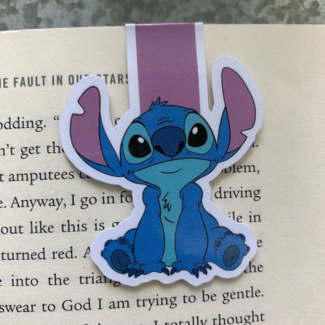 Bookmarks Diy Creative, Stitch Bookmark Disney, Lilo And Stitch Bookmark, Blue Cards Ideas, Cool Book Mark Ideas, Bluey Bookmark, Blue Bookmark Ideas, Marque Page Disney, Diy Cute Bookmarks