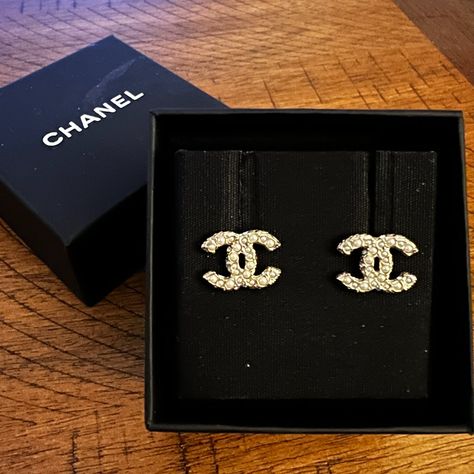 Classic Chanel Cc Pearl Gold Earrings. 100% Authentic, And Never Worn. Chanel Earrings Cc, Channel Earrings, Pearl Gold Earrings, Chanel 2022, Classic Chanel, Jewelry Chanel, Chanel Pearls, Gold Chanel, Crochet Cover Up