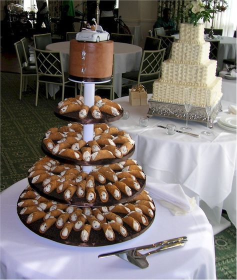 Cannoli tower instead of a cake... Cannoli Cake, Diy Wedding Food, Pear Cake, Wedding Cake Alternatives, Traditional Wedding Cake, Bowl Cake, Pear Recipes, Cake Blog, Food Stations