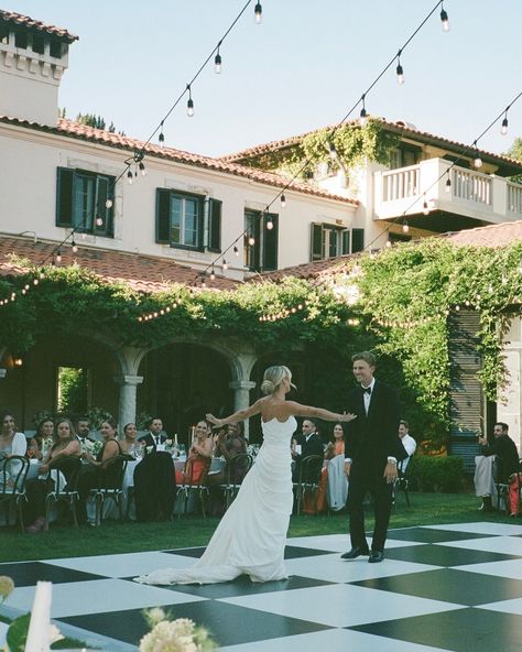 Delaney | these special moments are forever 🥹🫶🏼🍾💍✨ | Instagram Classic Hollywood Wedding, Hollywood Wedding Dress, Classic Wedding Theme, Classic Wedding Ideas, Glam Bridal Makeup, Delaney Childs, Classic Wedding Themes, First Dance Photos, Wedding Shot List