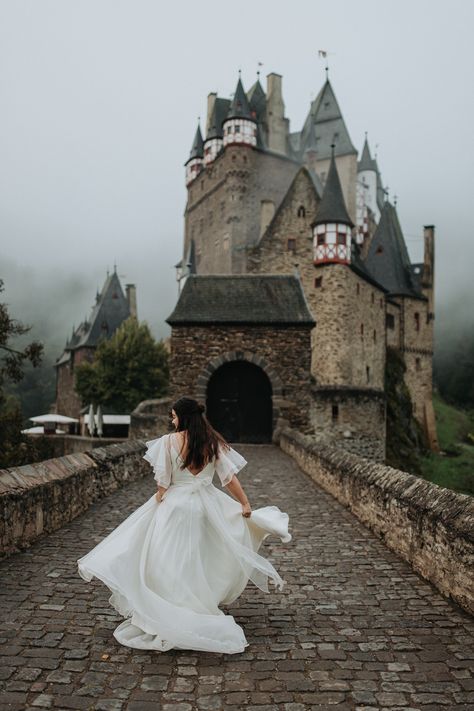 Castle Wedding Pictures, Wedding In Germany, Small Castle Wedding, Castle Wedding Photoshoot, Castle Wedding Photography, Castle Wedding Photos, Wedding Location Germany, Castle Photoshoot Ideas, Castle Wedding Aesthetic