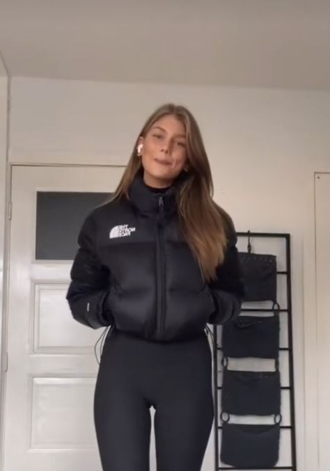 North Face Jacket Outfit, Doudoune The North Face, Puffer Jacket Outfit, Cute Outfits With Leggings, North Face Puffer Jacket, North Face Nuptse, Winter Fashion Outfits Casual, Outfit Invierno, Causal Outfits