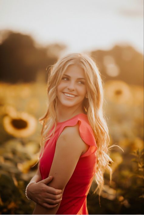 Senior Pictures Outfits Sunflower Field, Senior Picture Poses In Sunflower Field, Sunflower Field Graduation Pictures, Sunflower Field Senior Photoshoot, Pics In Flower Field, Sunflower Field Portraits, Senior Picture Ideas Sunflowers, Sunflower Field Pics, Poses In Sunflower Field