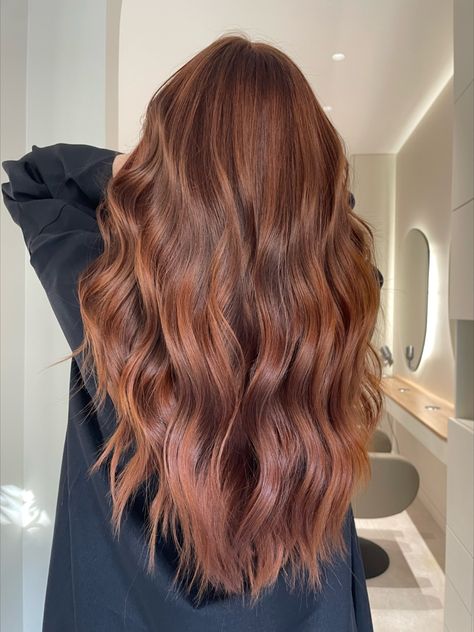 Gloss patine cuivré roux foncé wavy hair Ombre Hair Roux, Cowboy Copper Hair Formula, Autumnal Hair Colour, Subtle Copper Hair, Copper Caramel Hair, Red Chestnut Hair, Cowboy Copper Balayage, Caramel Copper Hair, Light Red Brown Hair