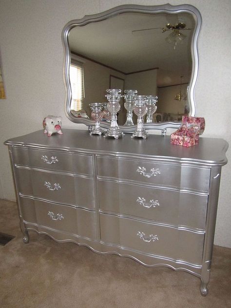 Spray Paint Bedroom, Silver Bedroom Furniture, Silver Painted Furniture, Silver Bedroom Decor, Bedroom Furniture Inspiration, Metallic Painted Furniture, Silver Dresser, Paint Bedroom, Silver Bedroom