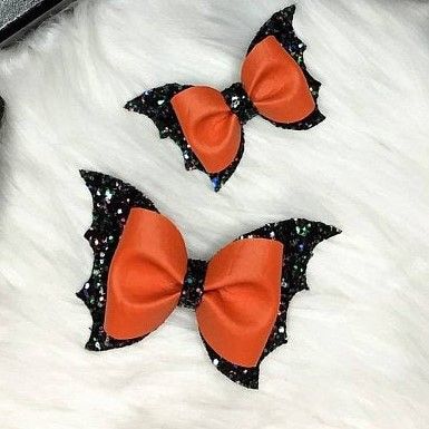 Halloween Bows Hair, Halloween Faux Leather Bows, Fall Hair Bows Ideas, Halloween Bows Diy, Halloween Hair Bows Diy, Diy Halloween Hair Accessories, Cricut Bows, Diy Leather Bows, Halloween Hair Accessories