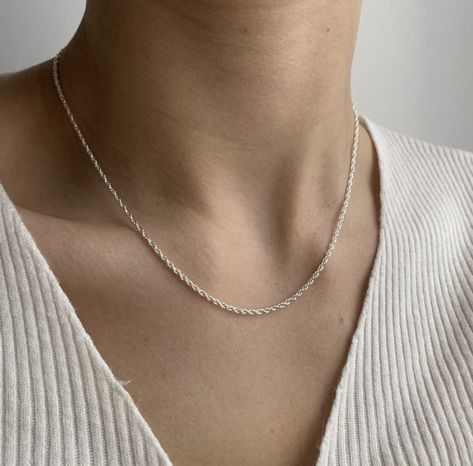 Simple Chain Necklace Silver, Minimalistic Silver Necklace, Simple Silver Chain Necklace, Silver Necklace Stack Dainty, Silver Chains For Women Simple, Everyday Silver Necklace, Simple Silver Jewelry Aesthetic, Silver Chain Necklace Aesthetic, Silver Minimalist Jewelry