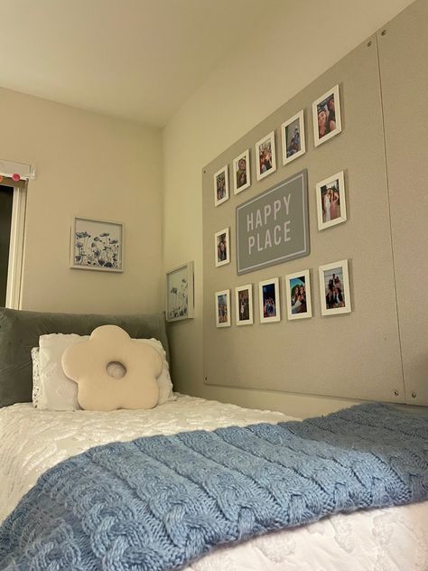 Dorm ideas, dorm room, minimalist dorm room, minimalist bedroom, preppy room, minimilaist room, cozy dorm ideas, cozy dorm, blue and white dorm, blue and white bedroom, dorm decor, cute dorm ideas, college dorm, girly dorm, dorm room trends, aesthetic dorm, aesthetic bedroom, cute room, aesthetic home decor, home decor, room decor, dorm inspo, dorm organization College Dorm Room Ideas Blue And Grey, Simple Dorm Room Decor Minimalist, Blue And Beige Dorm Room, Dorm Room Inspo Aesthetic Blue, Blue And White College Bedroom, Closet Organization Ideas Dorm, Cozy Dorm Room Ideas Aesthetic, Dorm Room Pastel Colors, College Dorm Room Ideas Aesthetic Blue