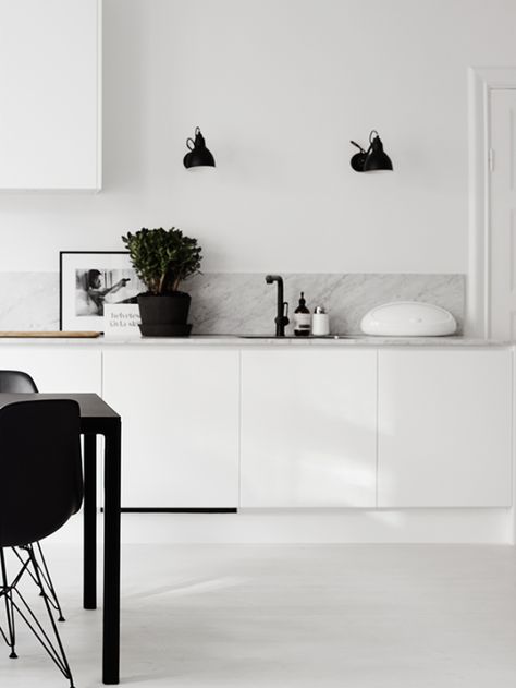 Dapur Skandinavia, Sakura House, Model Dapur, Black Wall Lights, Kitchen Finishes, Kitchen Surfaces, Black And White Interior, Scandinavian Kitchen, Kitchen Marble