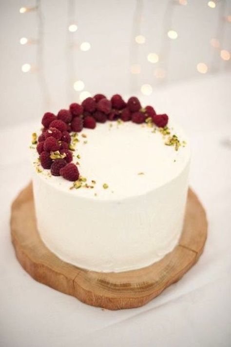 a white buttercream one tier wedding cake topped with pistachios and raspberries as a semi circle for a chic wedding Tårta Design, Raspberry Cake, Simple Wedding Cake, God Mat, Deilig Mat, Tiered Wedding Cake, Naha, White Cake, Cake Toppings