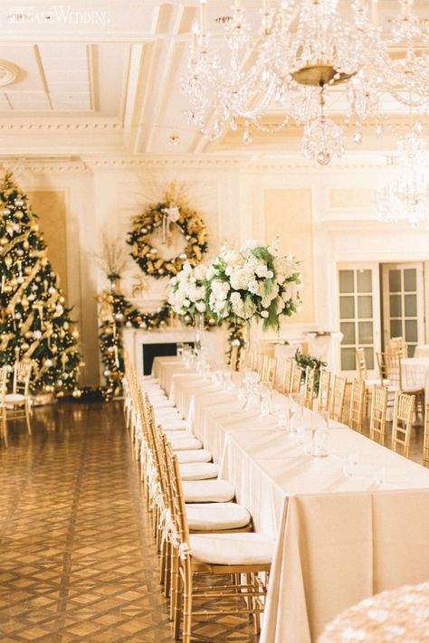 Luxurious Christmas Wedding in North Carolina | ElegantWedding.ca Silver And Gold Winter Wedding, White And Gold Christmas Wedding, Gold Christmas Wedding, Green Gold Christmas, Gold Winter Wedding, Traditional Table Setting, Vintage Table Setting, Luxurious Christmas, Rustic Table Setting